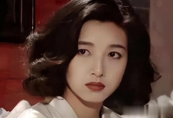 配资知识服务网 江珊陈红蒋雯丽都老了，唯独她仍似18岁少女