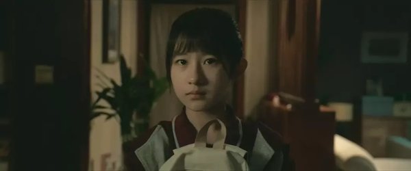 配资炒股查询 演完靳东女儿又演张鲁一女儿，13岁张熙唯演出“有心事”